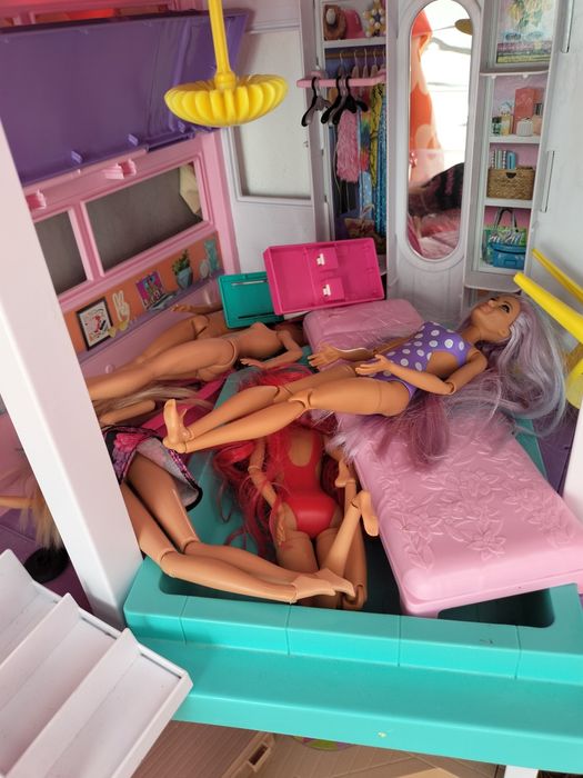 Casa da Barbie com muitos acessórios – usada pouco