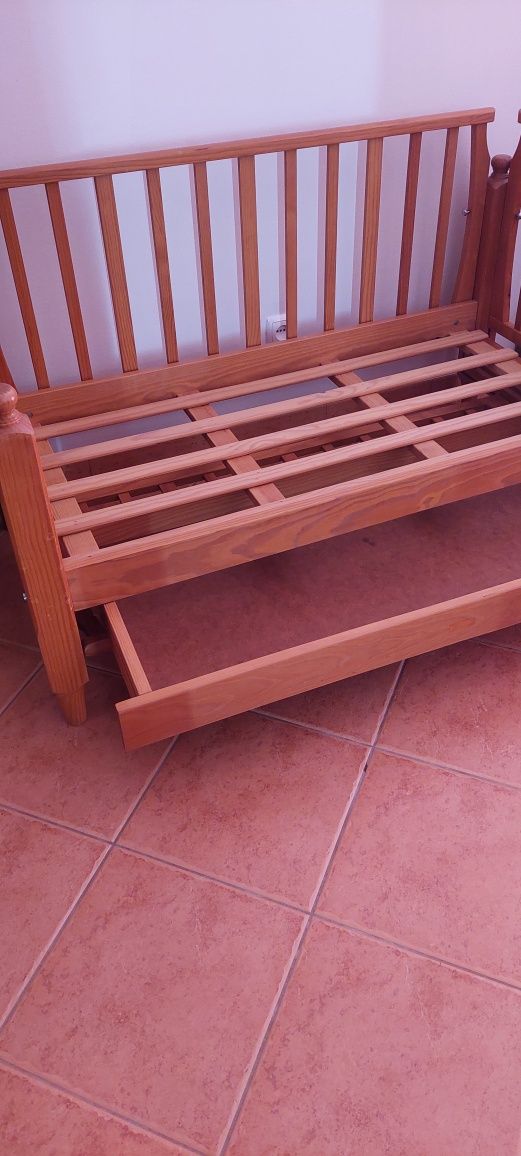 Cama de bebé em pinho maciço
