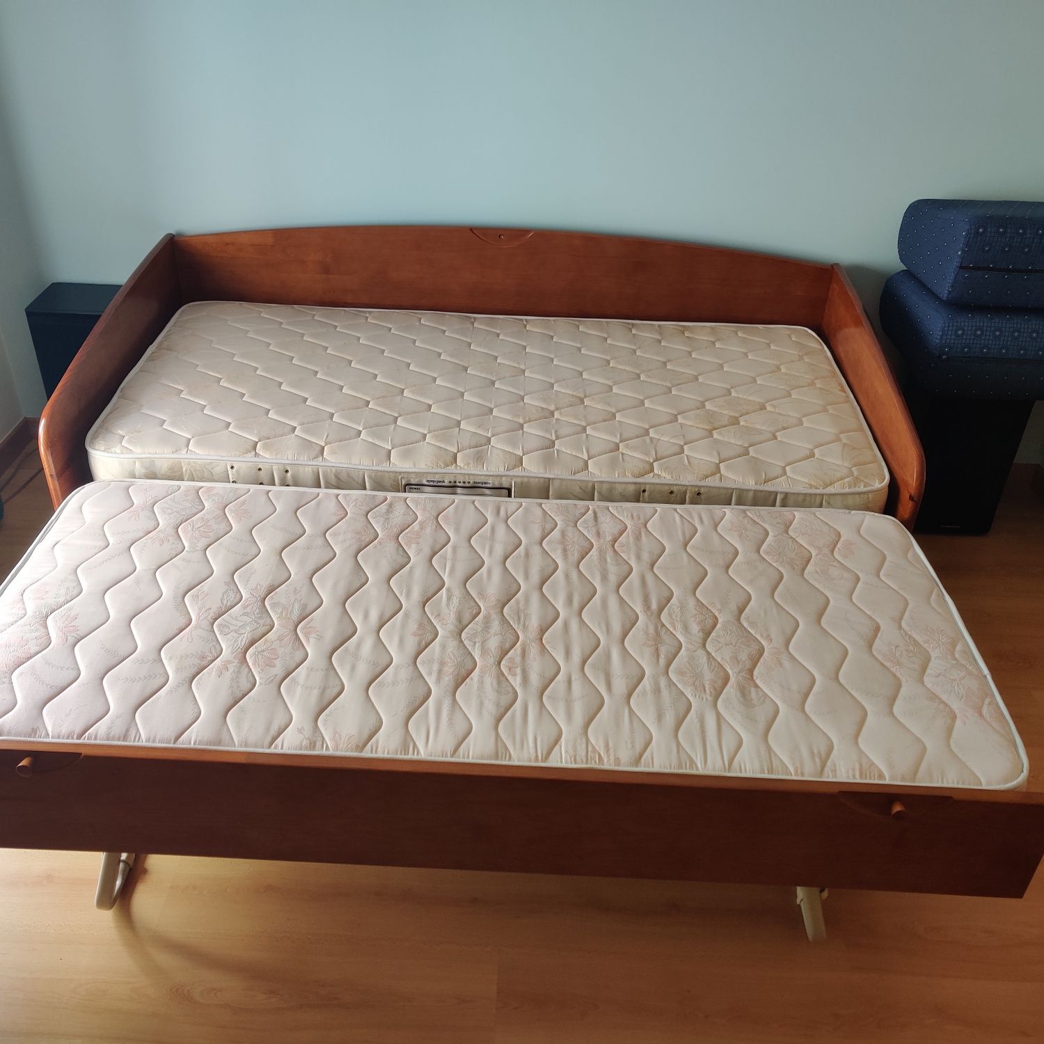 Cama com gaveta que pode converter em sofá