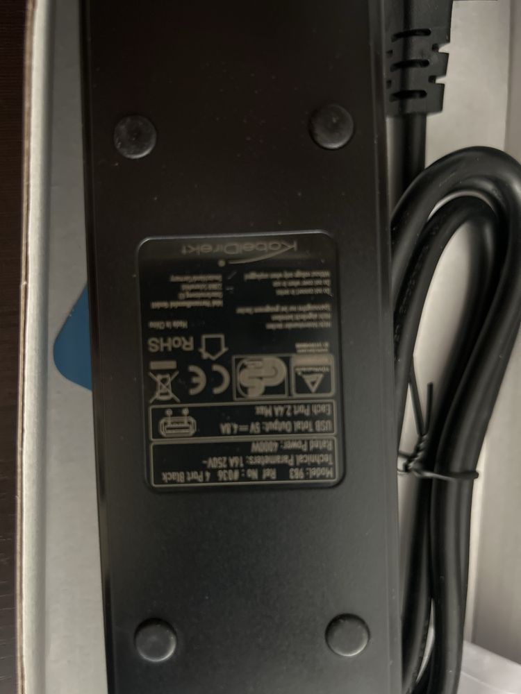 Extenção de 4 tomadas interruptor e 3 USB