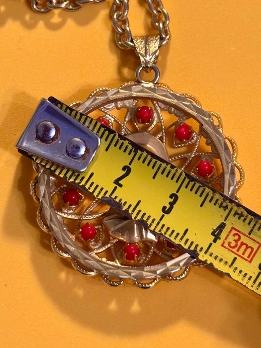 Wisiorek duży-medalion z Maryjką, średnica 4 cm, dwustronny, pozłacany