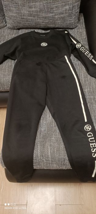 Komplet dresowy damski Guess. Spodnie i Bluza