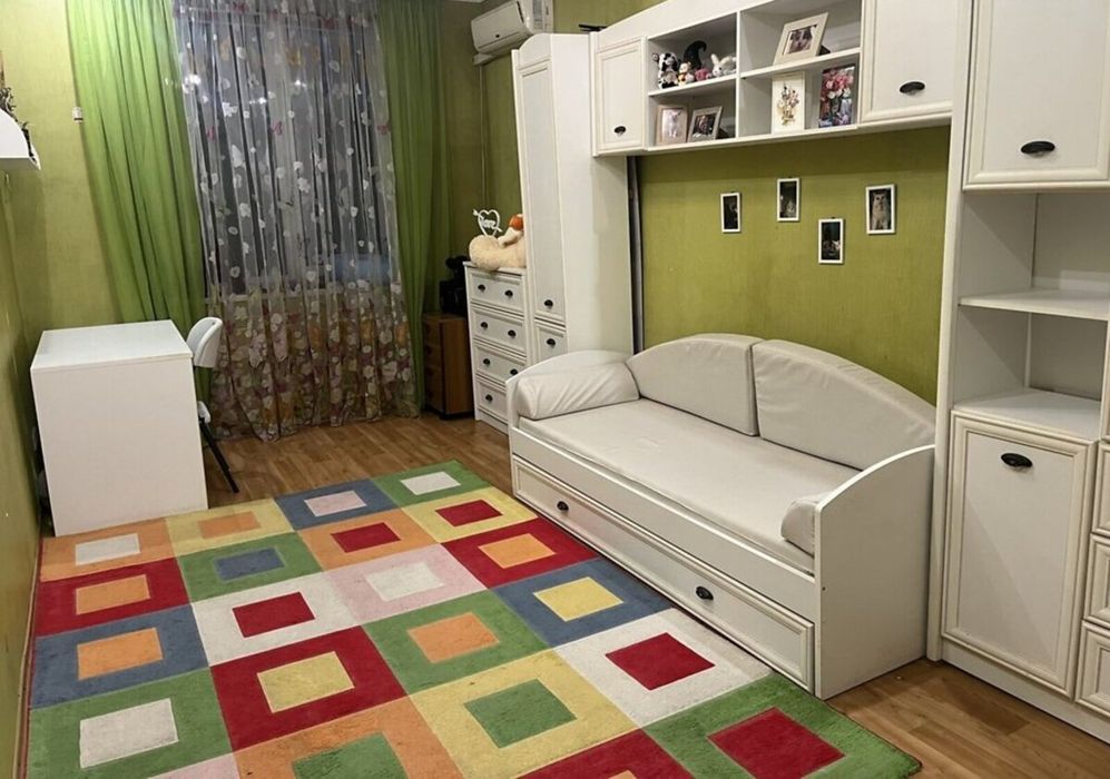 3- комн. 67 м. кв. Сталинка. С. Нигояна. Возле метро.