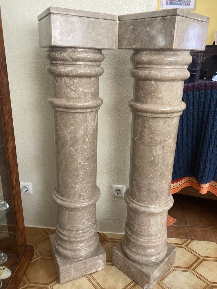 Duas colunas em pedra