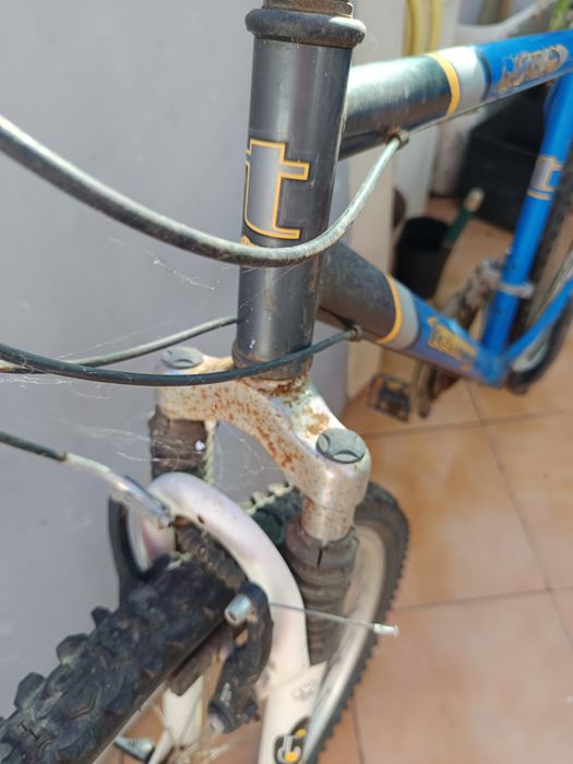 Dias bicicletas uma de passeio e outra de  desporto