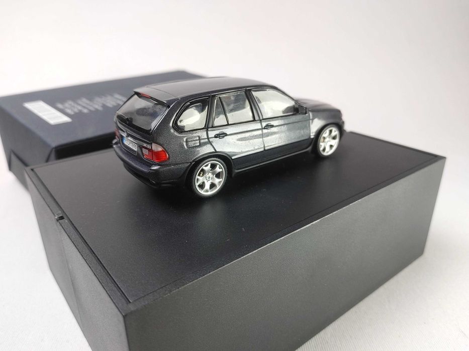 1:43 BMW X5 (E53) 4.4i 1999 schwarzviolett met. Minichamps 80420302793