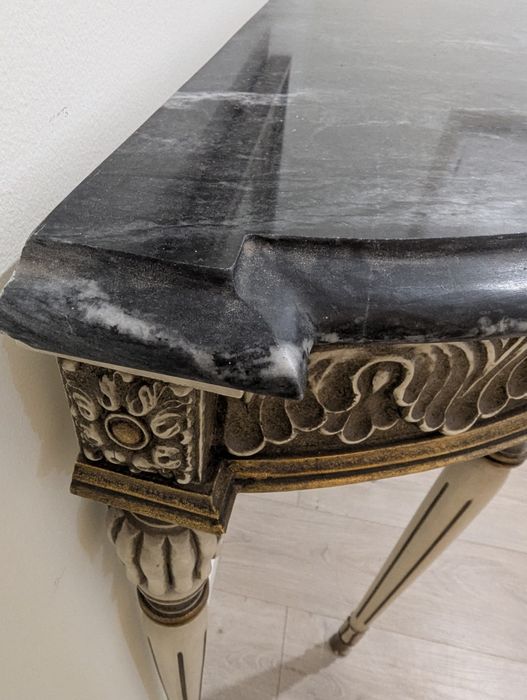 Credencia muito antiga com espelho