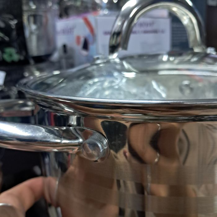 Garnek z pokrywką 2,5l pojemności 18cm średnicy