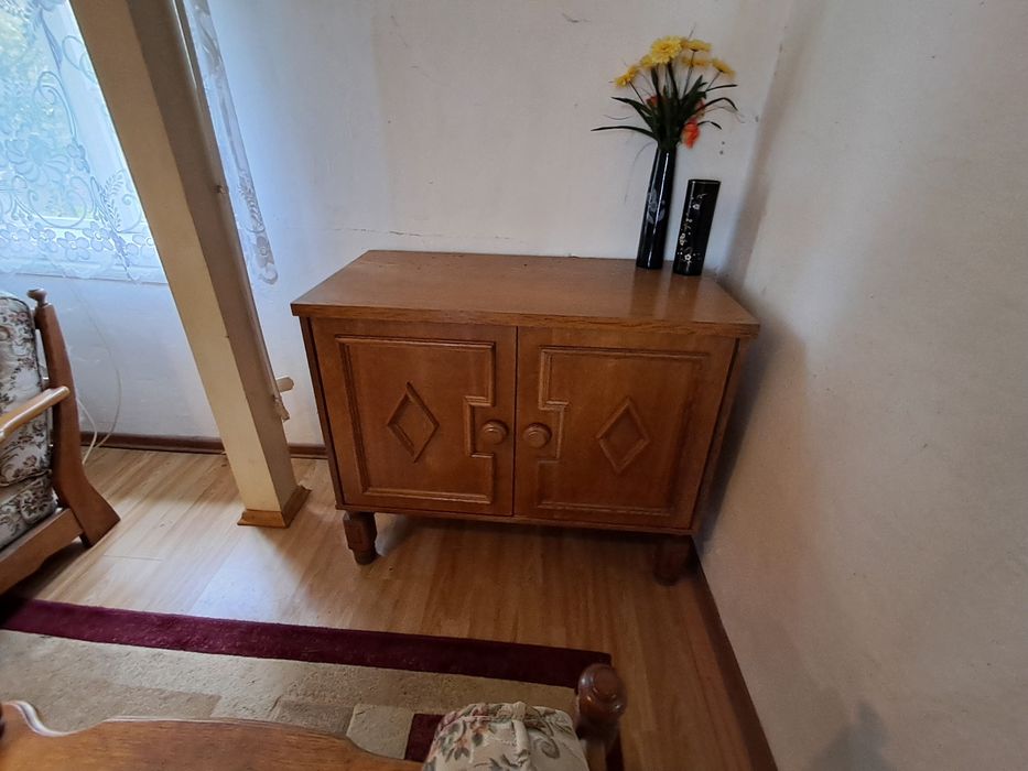 Komplet mebli dębowych – styl vintage – sofa, fotele, stół, komody