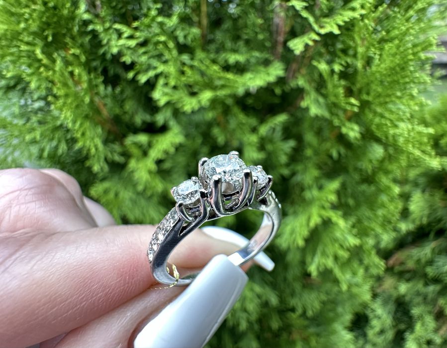 Золота каблучка з природними діамантами,4.6 грам,16.8 розмір,0.80 ct.