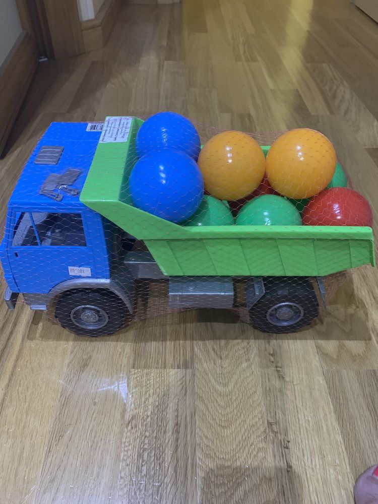 Авто самоскид з кульками