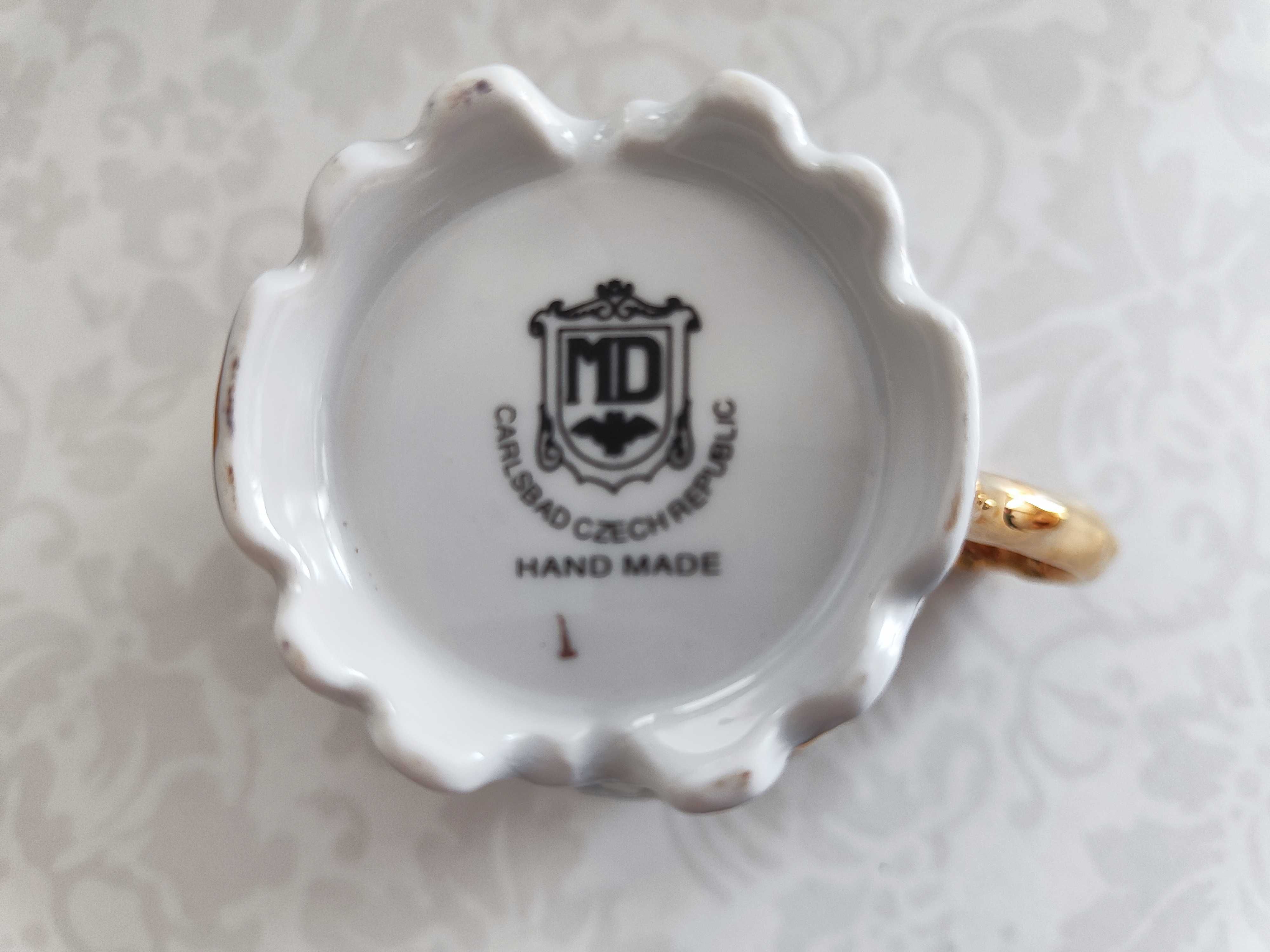 Piękna porcelanowa filiżanka sygnowana Carlasbad Czechy z zającem