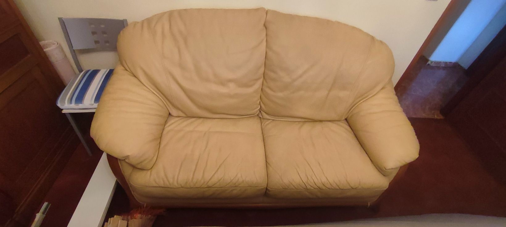 Conjunto sofás em pele