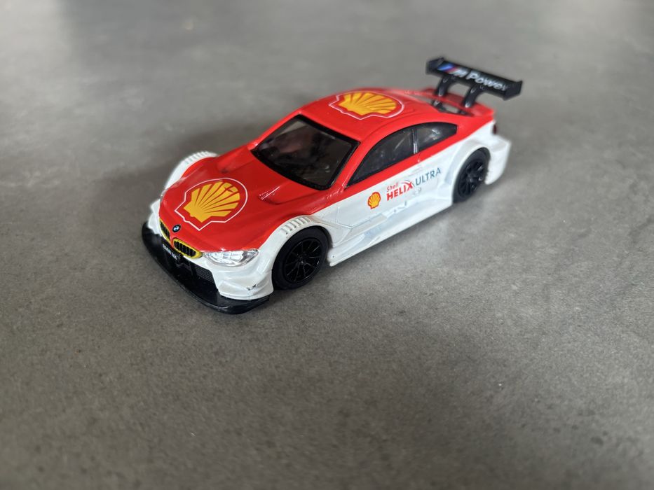 Model CMC Toy skala 1/43 BMW M4 Shell Helix Ultra pull back