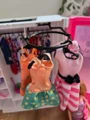 Sprzedam szafę Barbie z ubraniami i lalką