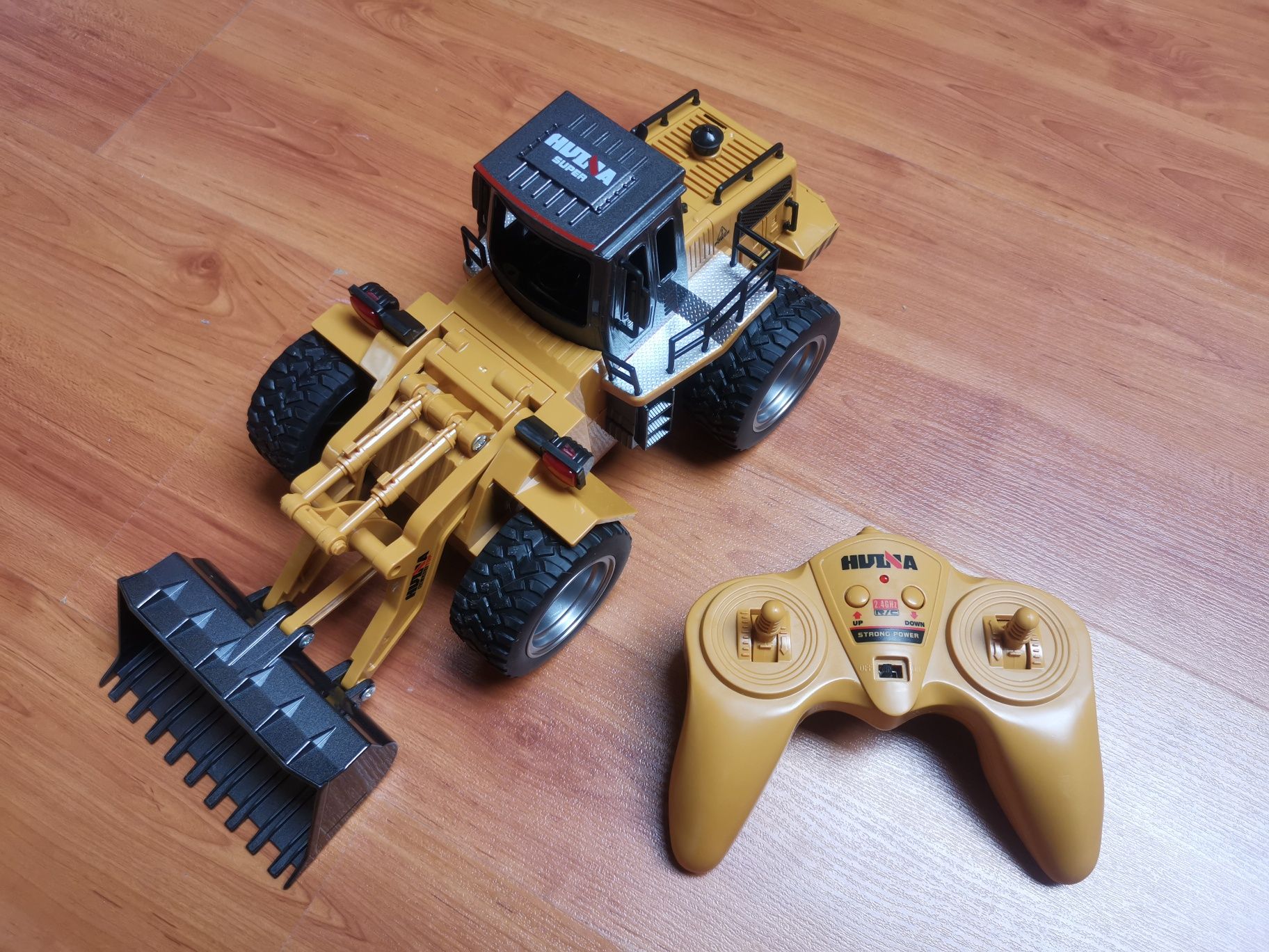 Máquina Pá mecânica RC Bulldozer 4x4 HUINA 1520 2.4G escala 1:18