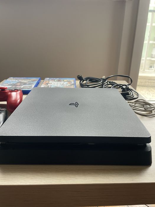 PS4 Slim 1 TB + 2 Comandos + 2 Jogos