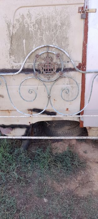 Cama de ferro "cabeçeiras"