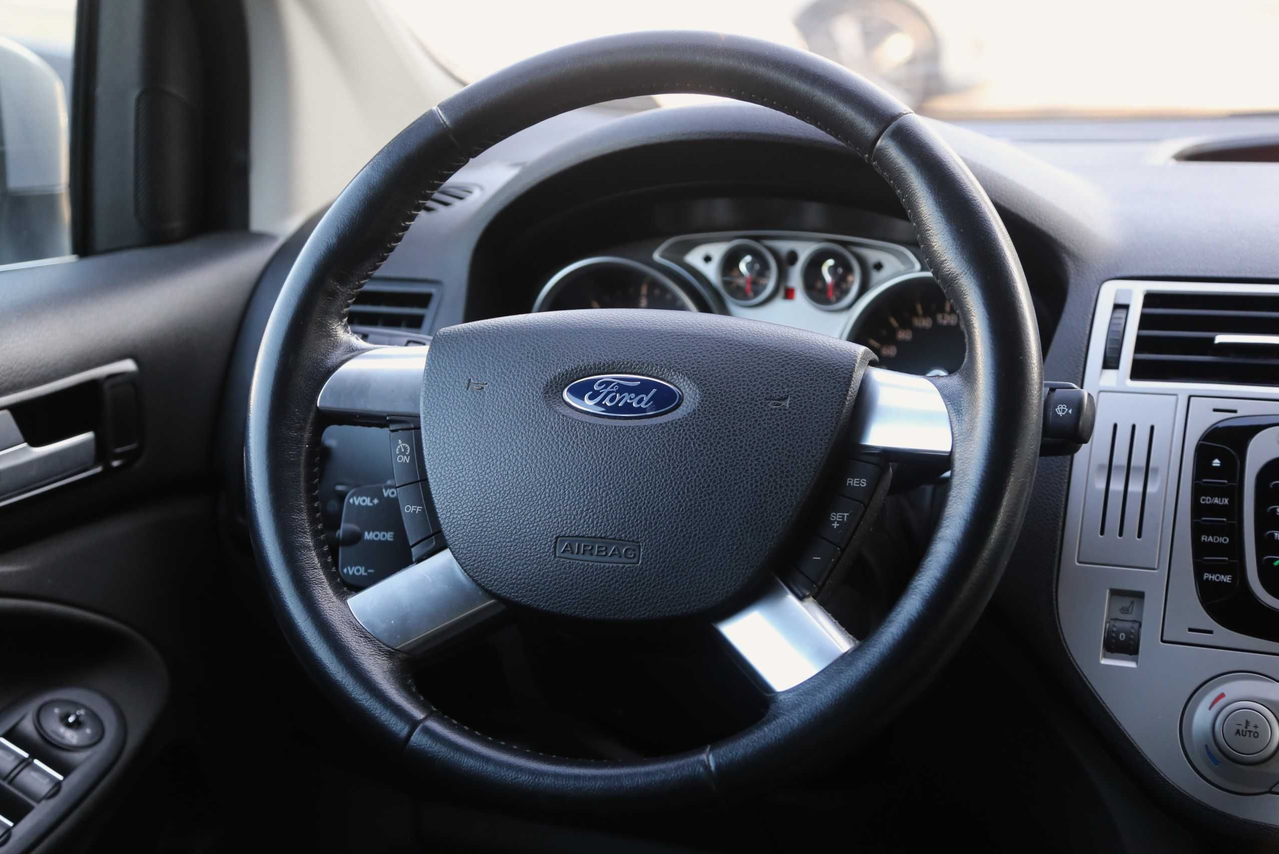 Офіційний  Ford Kuga 2012  року