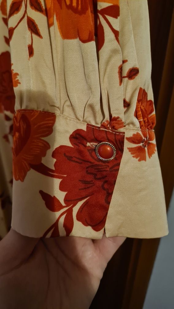 Elegancka sukienka w czerwone kwiaty, z paskiem. Rozmiar 40. Makalu