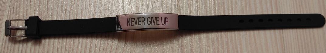 Bransoleta z wygrawerowanym napisem NEVER GIVE UP