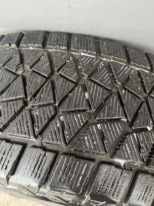 235.65.17 Продам резину в гарному стані