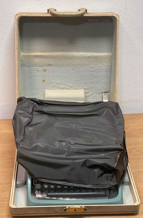 Máquina de escrever Olivetti,  com mala de mão