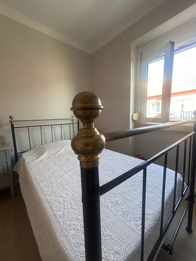 Cama antiga de ferro
