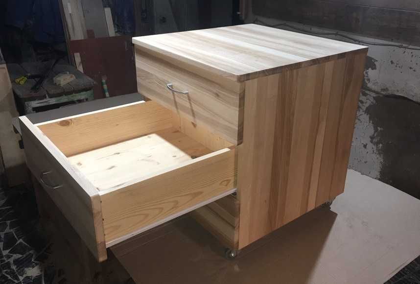 Комод на коліщатах. Можлива доставка за кордон