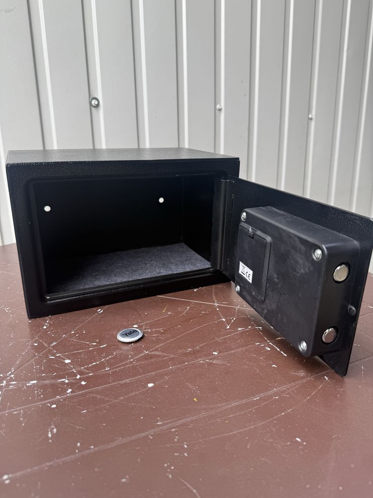 Sejf podstawowy Yale Value mini Black YSV/170/DB2