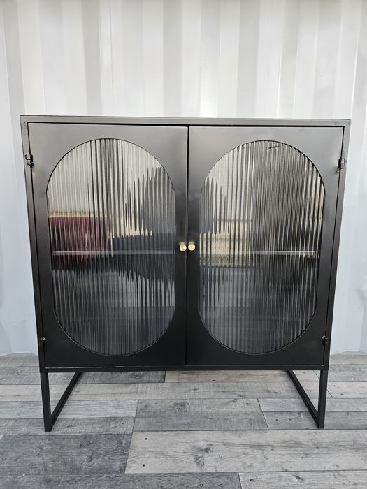 Czarna metalowa komoda szklane drzwiczki wyprzedaż