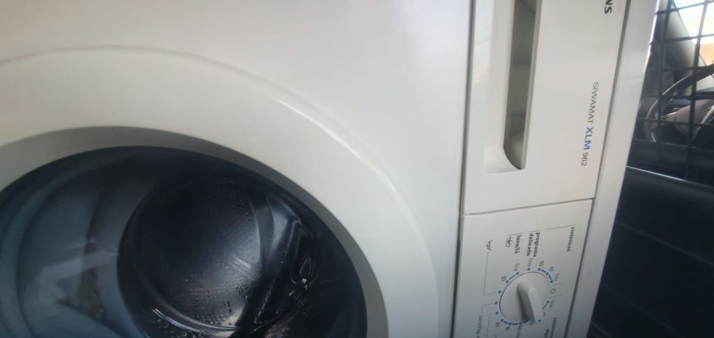 Máquina de lavar roupa Siemens a funcionar