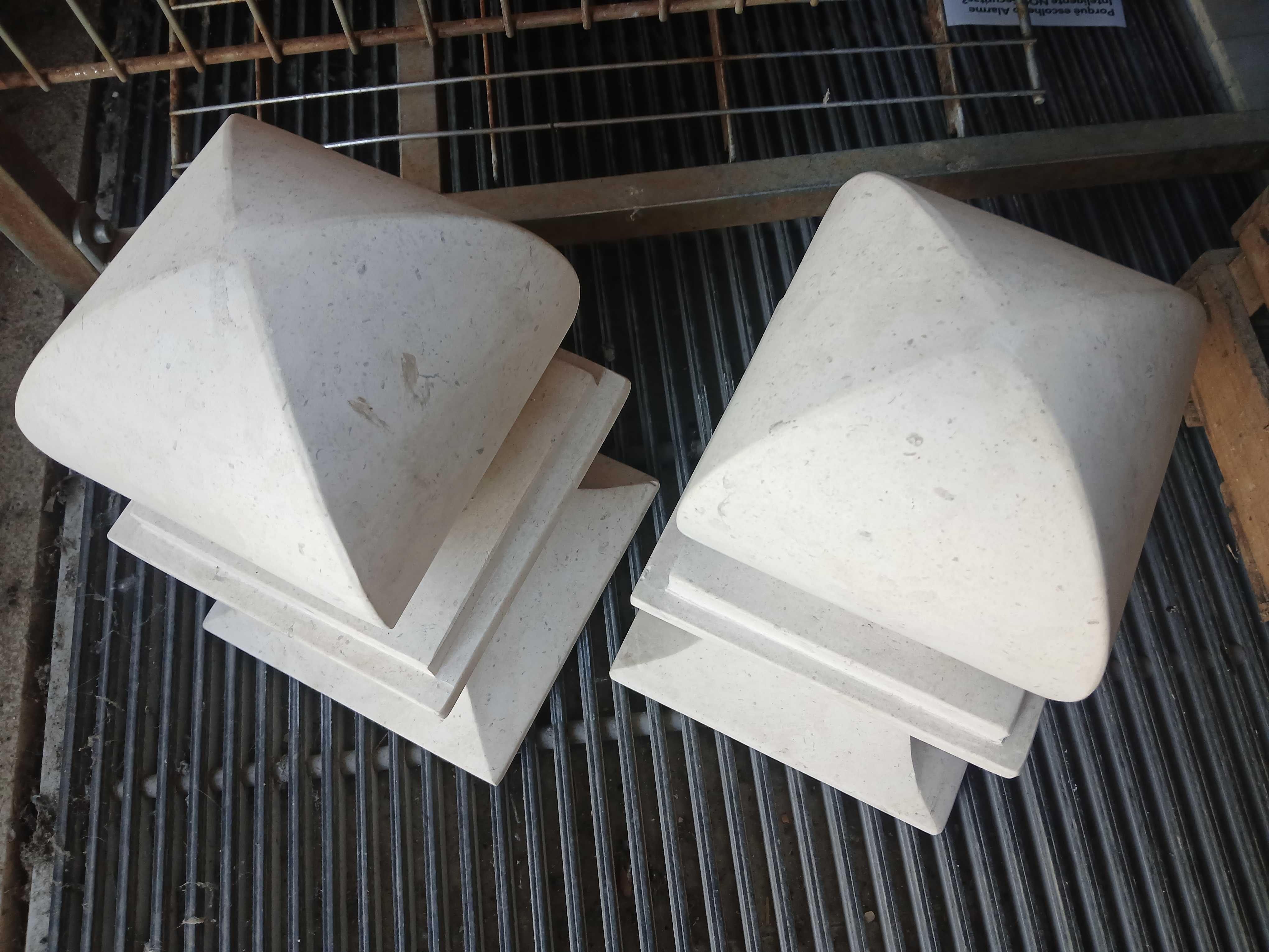Acabamentos para colunas / pilares em Pedra Esculpida - Branco - Par