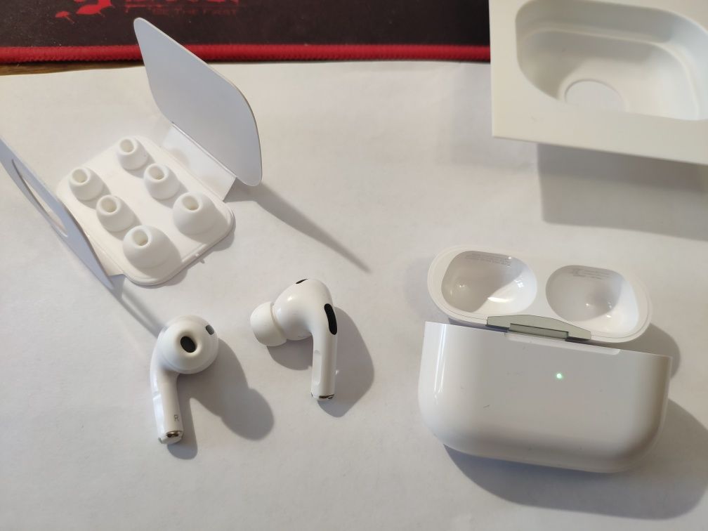 Apple AirPods Pro с беспроводной зарядкой