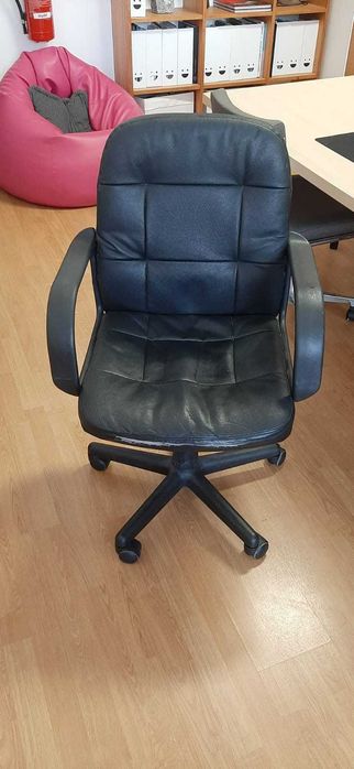 Cadeiras de escritórios com rodas: uma preta e uma cinzenta