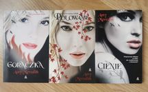 Cykl 3 książek z serii Cienie Amy Meredith