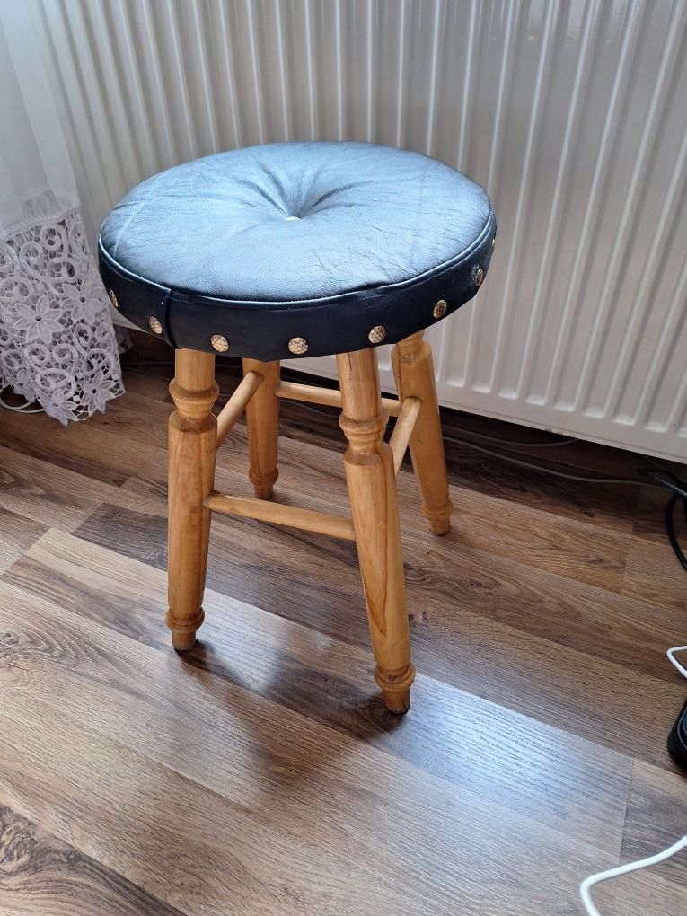 Taboret obity skórą