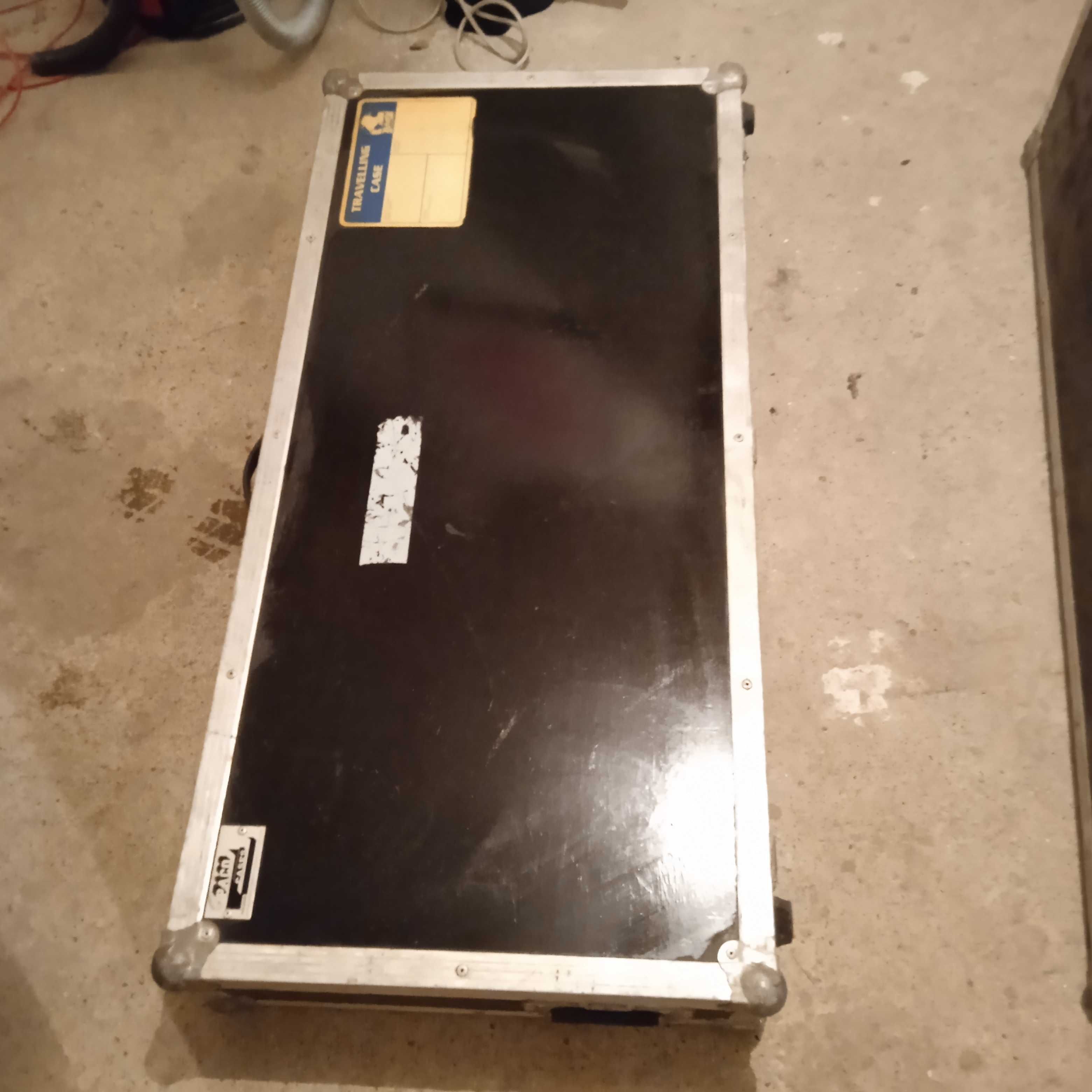 dwie duże skrzynie na instrumenty muzyczne case futerały