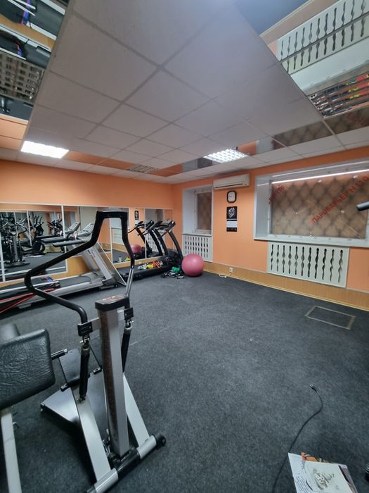 Фитнес зал с оборудованием