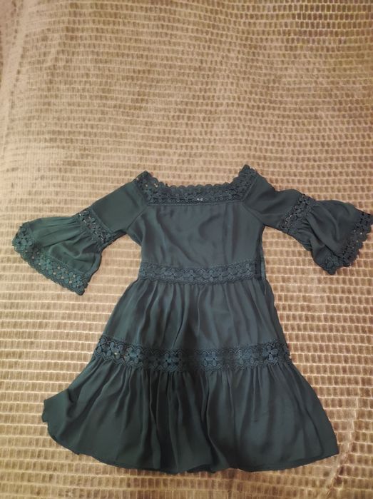 Чорна сукня з відкритими плечима