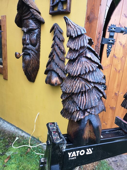 Choinka rzeźbiona z drewna