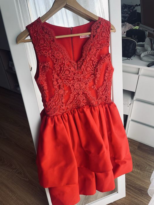 Czerwona rozkloszowana sukienka balowa z koronką elegancka weselna