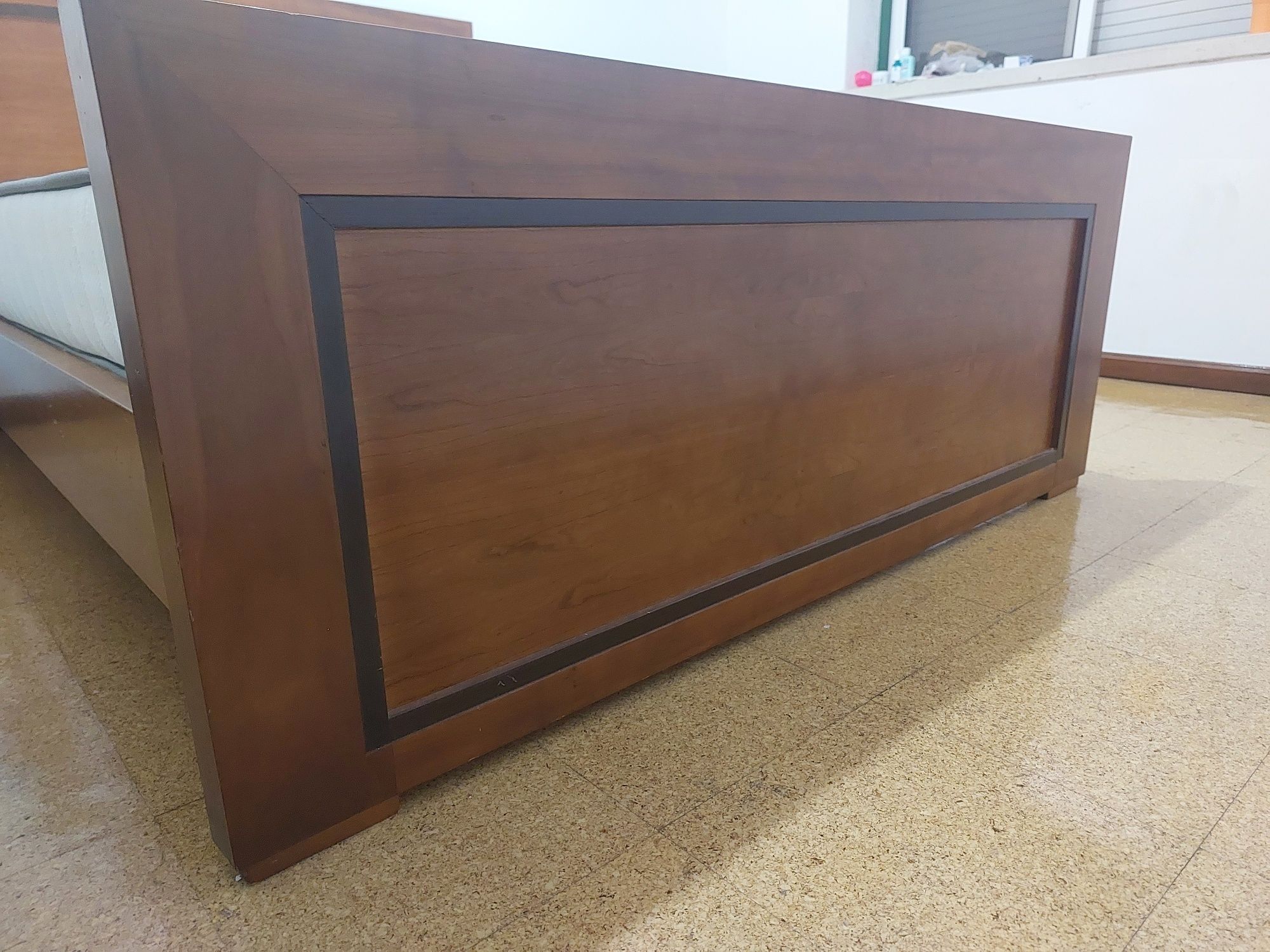 Cama de madeira maciça com colchão