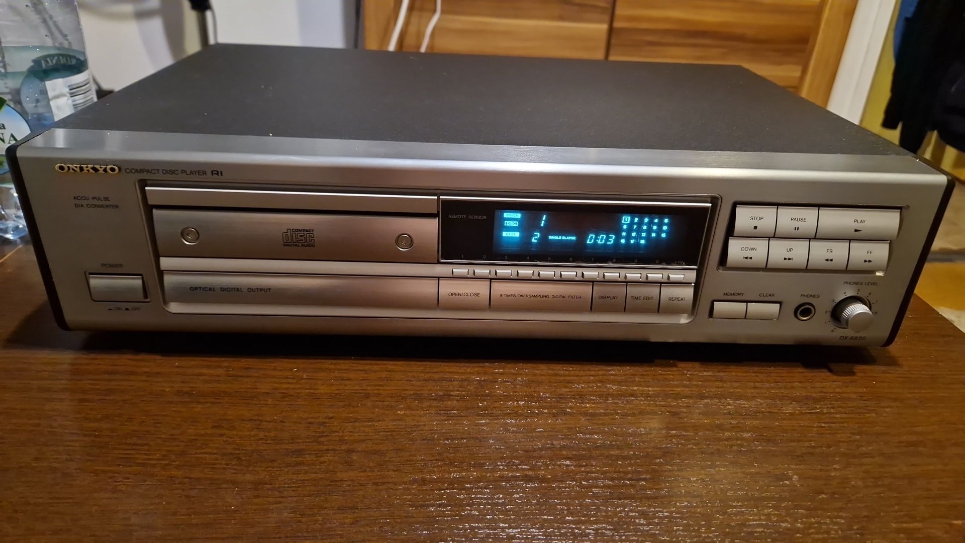 Odtwarzacz CD Onkyo dx-6820