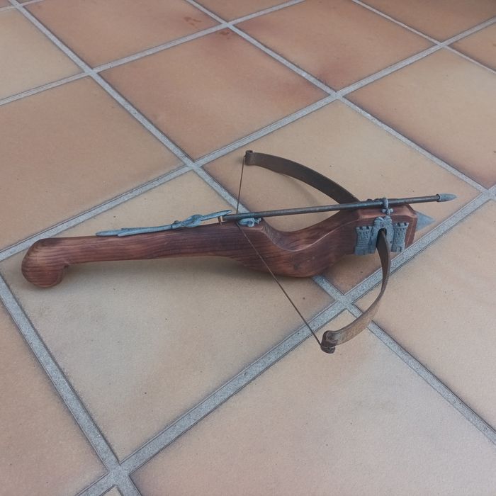 Replica Besta antiga