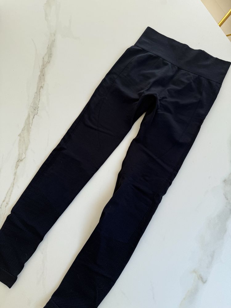 Obcisłe modelujące czarne legginsy dopasowane w stylu push up