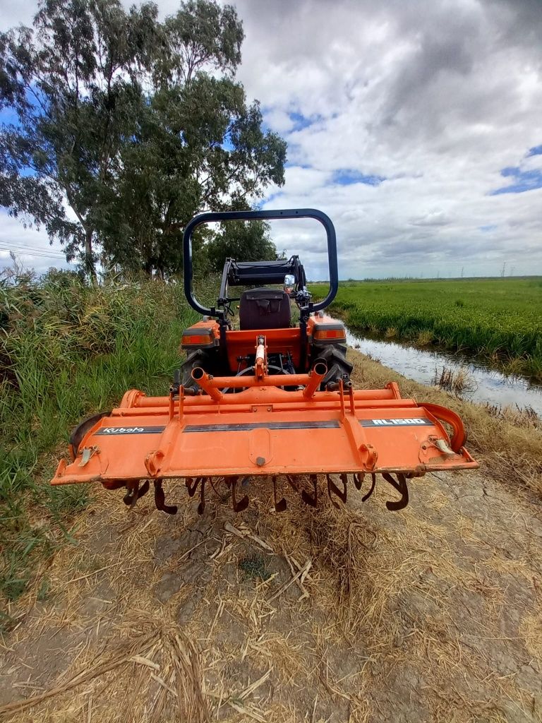 trator kubota com carregador frontal frese j l 221
