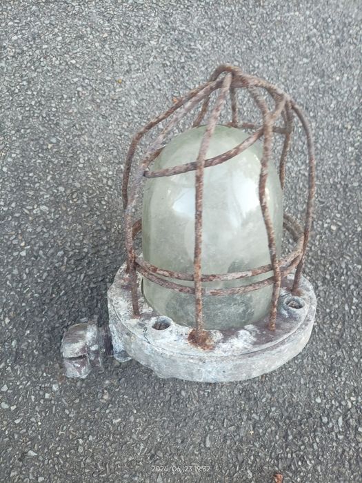 Stara lampa przemysłowa