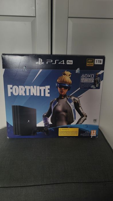 PlayStation 4 Pro 1TB + 2 pady + 11 gier