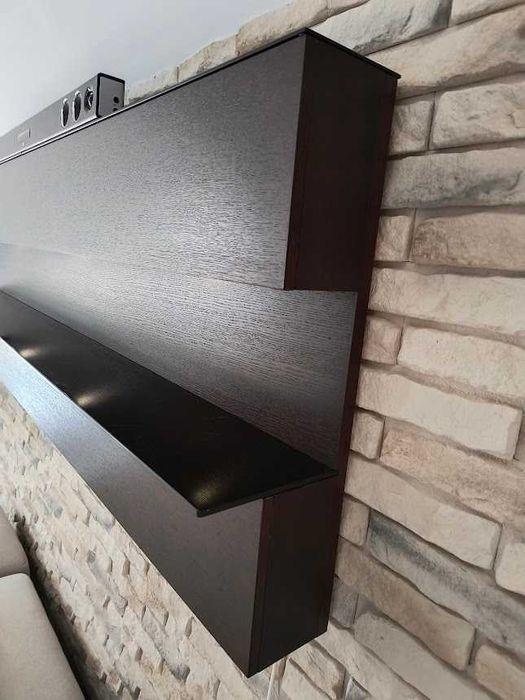 Duża, solidna, wisząca półka/witryna do salonu.